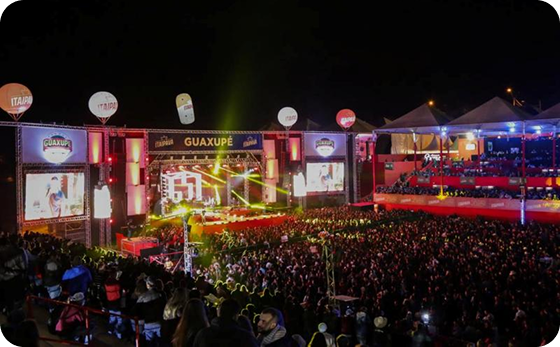 Vista do palco e do público em um show